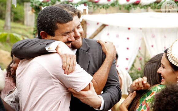 Thiago Fragoso abraça o diretor André Câmara no fim das gravações de 'Lado a Lado'