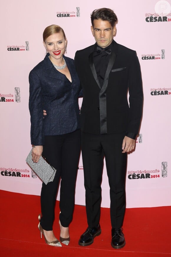 Scarlett Johansson está noiva do jornalista francês Romain Dauriac