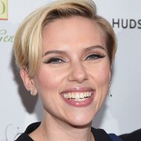 Com visual repaginado, Scarlett Johansson completa 30 anos após dar à luz Rose