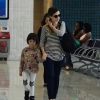 Débora Falabella embarca no aeroporto Santos Dumont, no centro do Rio de Janeiro, ao lado da filha, Nina