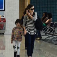 Débora Falabella embarca ao lado da filha, Nina, em aeroporto do Rio de Janeiro