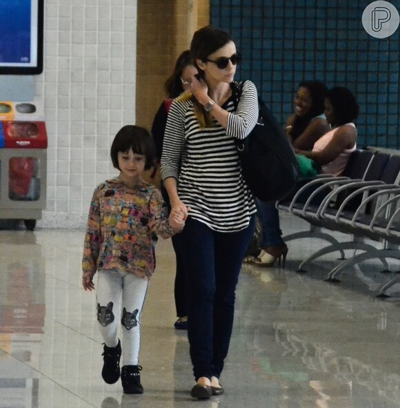Débora Falabella embarca no aeroporto Santos Dumont, no centro do Rio de Janeiro, ao lado da filha, Nina