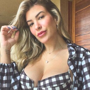 Lorena Improta exibiu sua barriga de gravidez a bordo de um biquíni