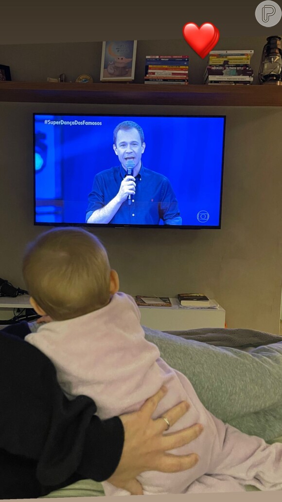 Filha de Tiago Leifert, Lua assiste pai na TV em 'SuperDança dos Famosos'. Veja foto!