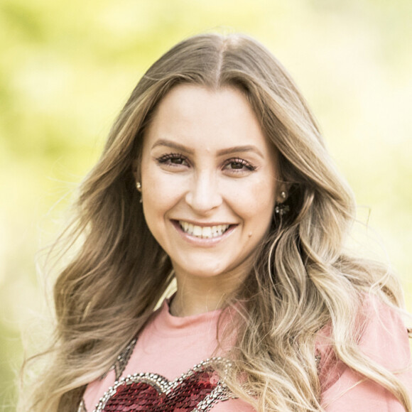 Carla Diaz grava stories para pedir orações a mãe de amiga