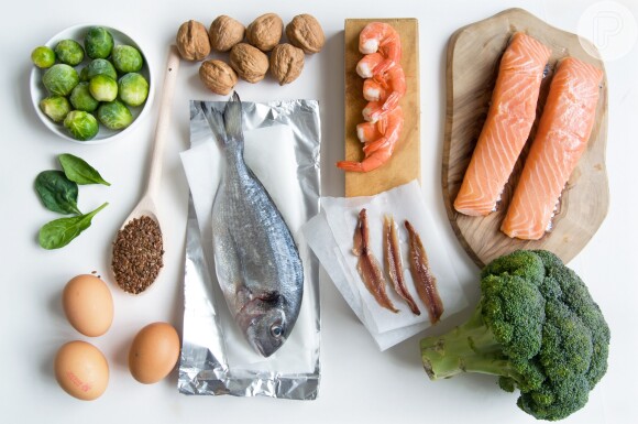 Quais são os alimentos ricos em ômega 3: peixes gordurosos como salmão, truta, sardinha, atum, arenque e cabala