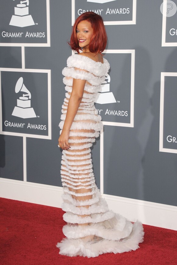 Apesar de aparecer completamenre coberta, Rihanna também gosta de atiçar o imaginário masculino com roupas transparentes e que deixam seu corpo em evidência