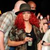 O shortinho jeans e as estampas militares são usados por Rihanna em eventos mais casuais. O chapéu preto, que muitas estrelas estão usando agora, já fazia a cabeça de Riri em 2010