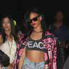 Olha este look que Rihanna usou para ir ao festival de música Coachella. Top, shortinho jeans e uma jaqueta para que se o frio batesse, ela já estava preparada
