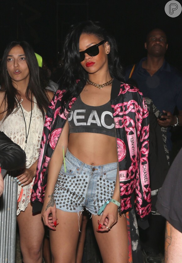 Olha este look que Rihanna usou para ir ao festival de música Coachella. Top, shortinho jeans e uma jaqueta para que se o frio batesse, ela já estava preparada