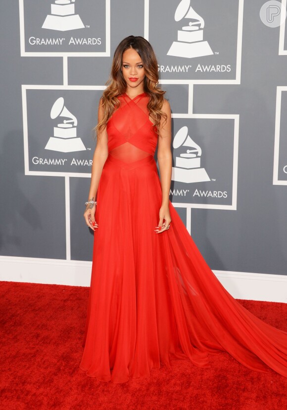 Para eventos mundiais e de gala como o Grammy awards, Rihanna não poupa no vestido e sempre arrasa nos looks