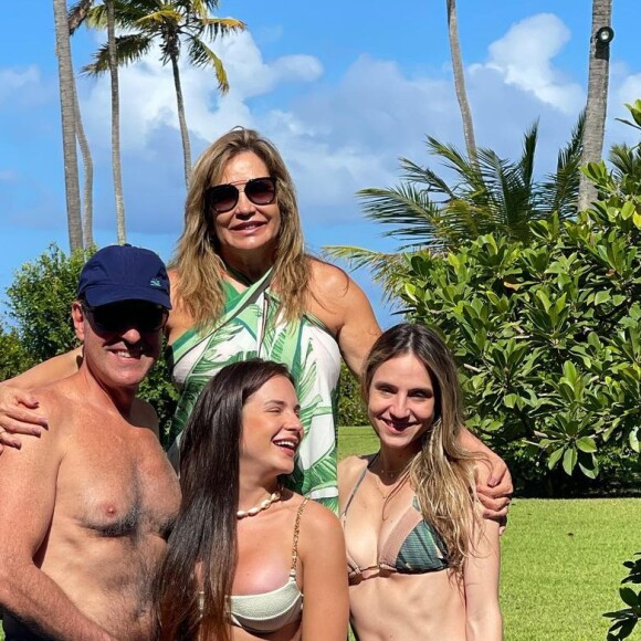 De férias na Bahia, Gabi Martins posa de biquíni com a família
