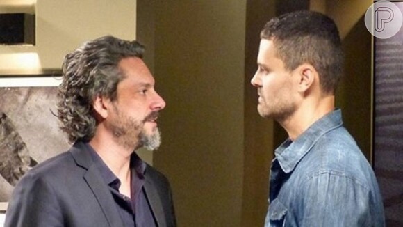 Irritado, José Alfredo (Alexandre Nero) vai ameaçar Maurílio (Carmo Della Vecchia) de morte, na novela 'Império'