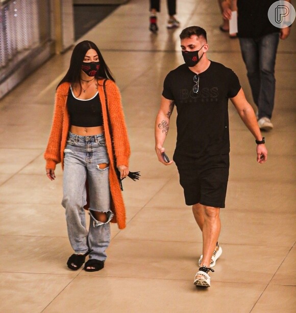 Ex-BBB Arthur e Aline Riscado foram fotografados juntos em shopping no Rio de Janeiro