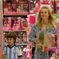 Carolina Dieckmann vai à loja de brinquedos com o filho José em shopping do Rio