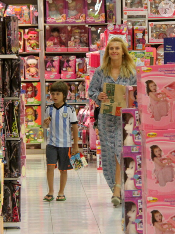Carolina Dieckmann deixa loja de brinquedo ao lado do filho caçula, José, em 19 de novembro de 2014