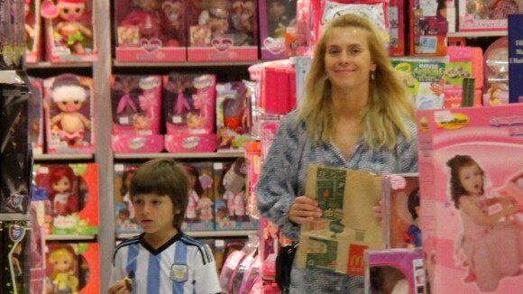 Carolina Dieckmann vai à loja de brinquedos com o filho José em shopping do Rio