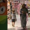 Carolina Dieckmann visita loja de brinquedos com o filho caçula, José, durante passeio em shopping no Rio