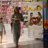 Carolina Dieckmann visita loja de brinquedos com o filho caçula, José, durante passeio em shopping no Rio