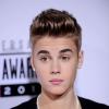 Justin Bieber bateu boca com um fotógrafo depois de receber alta de um hospital em Londres, na Inglaterra, nesta sexta-feira, 8 de março de 2013