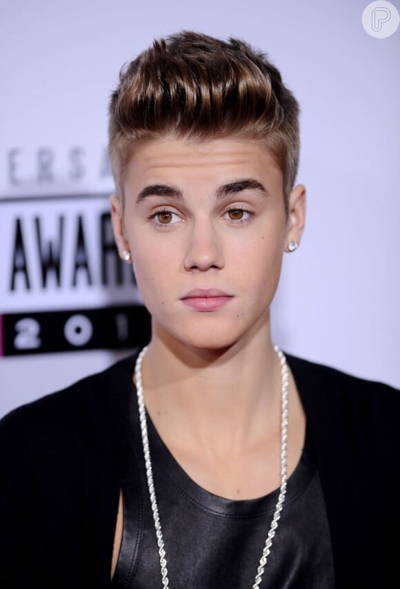 Justin Bieber bateu boca com um fotógrafo depois de receber alta de um hospital em Londres, na Inglaterra, nesta sexta-feira, 8 de março de 2013