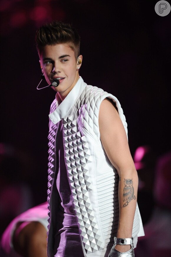 Justin Bieber retornou ao palco, finalizou o show, foi aplaudido e seguiu para o hospital
