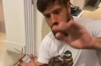 Mariana Bridi mostra Rafael Cardoso cortando cabelo do filho caçula