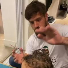 Mariana Bridi mostra Rafael Cardoso cortando cabelo do filho caçula
