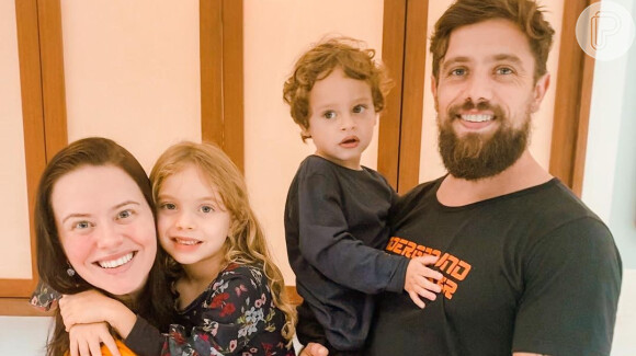 Mariana Bridi flagra Rafael Cardoso cortando o cabelo dos filhos do casal