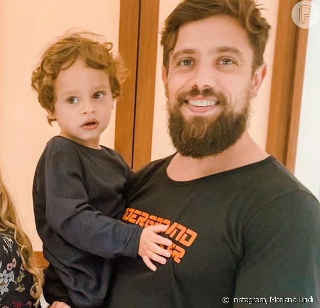 Mariana Bridi flagra Rafael Cardoso cortando o cabelo dos filhos do casal