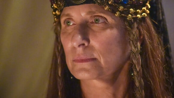'Gênesis': Rebeca encara Esaú para impedi-lo de matar Jacó. 'Terá que fazer mal a mim'