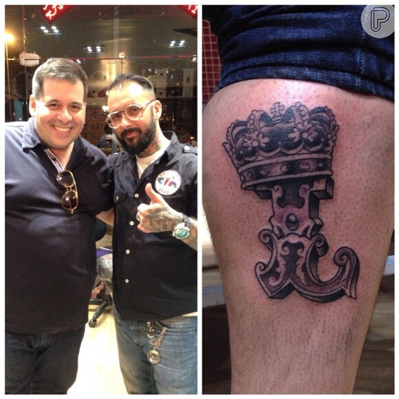 Leandro Hassum fez a tatuagem da letra inicial de seu nome decorada com uma coroa no estúdio do Kiko Tattoo