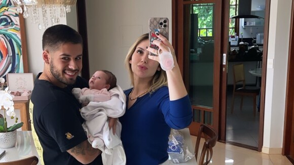 Virgínia Fonseca e Zé Felipe furam orelha de Maria Alice, aos 39 dias