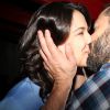 Malvino Salvador beija a namorada, a lutadora Kyra Gracie, após estreia de sua peça