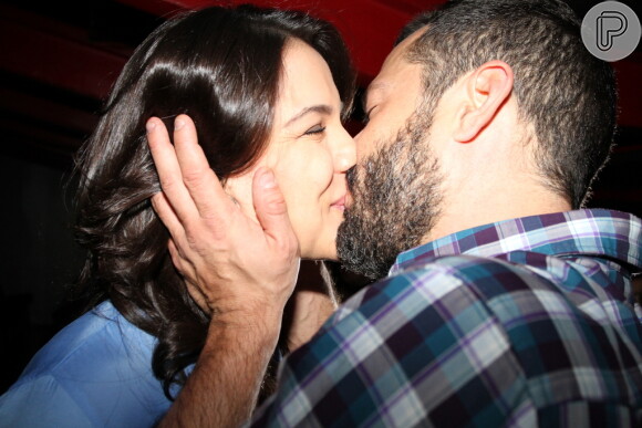 Malvino Salvador beija a namorada, a lutadora Kyra Gracie, após estreia de sua peça