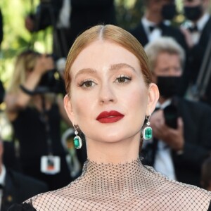 Marina Ruy Barbosa surgiu com decote generoso em vestido da grife Valentino