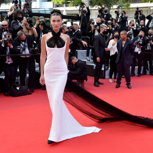 Bella Hadid usou vestido vintage da grife Jean Paul Gautier na abertura do Festival de Cannes