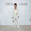 Bella Hadid em look mais casual em festa promovida pela Dior, durante Festival de Cannes