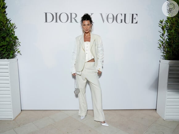 Bella Hadid em look mais casual em festa promovida pela Dior, durante Festival de Cannes