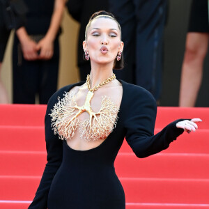 Bella Hadid causa alvoroço com look no Festival de Cannes 2021