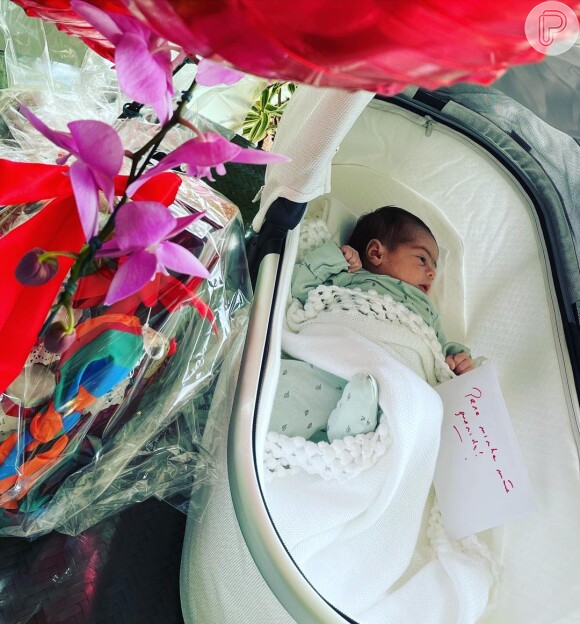 Mulher de Fábio Assunção compartilha foto rara de filha de dois meses sorrindo