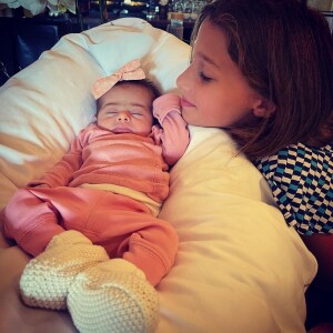 Mulher de Fábio Assunção compartilha foto de Alana Ayó, filha de dois meses com o ator brincando