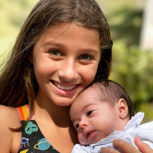 Ana Verena, mulher de Fábio Assunção, compartilha foto inédita da filha recém-nascida sorrindo e web reage