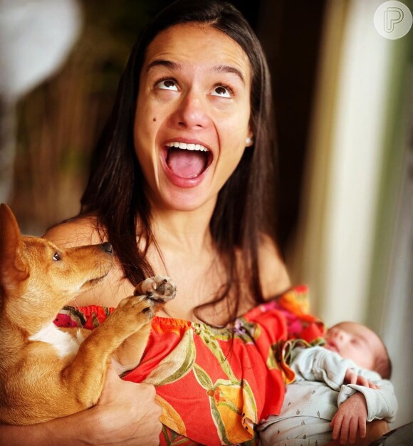 Ana Verena, mulher de Fábio Assunção, compartilha foto rara da filha recém-nascida sorrindo e brincando e agita web
