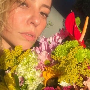 Paolla Oliveira já teria recebido flores de Diogo Nogueira e assumido a relação ao compartilhar música do sambista