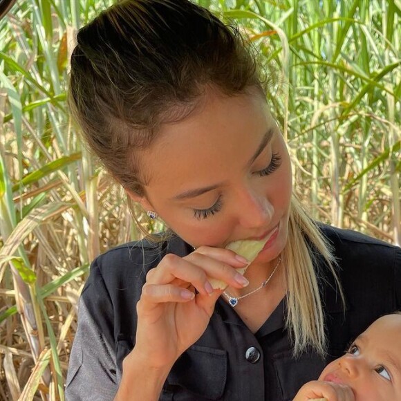 O pequeno Theo ganhou um balão da clínica de vacinação como prêmio pela coragem