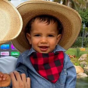 Biah Rodrigues levou o pequeno Theo para tomar três vacinas de uma só vez