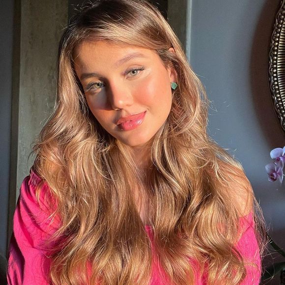 Biah Rodrigues contou que quer acostumar a menina a usar acessórios na cabeça