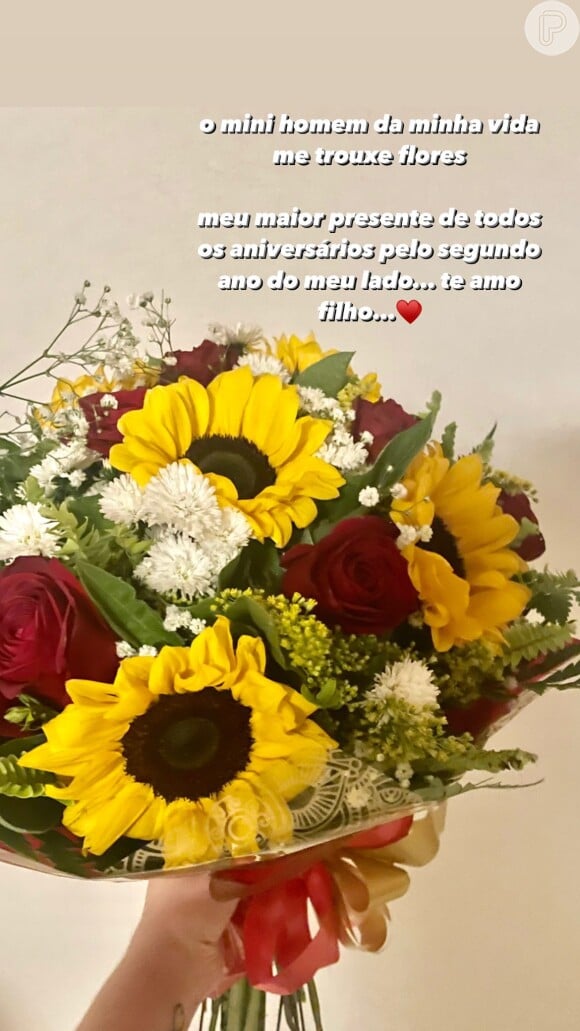 Marília Mendonça ganha buquê de flores do filho, Léo, em aniversário de 26 anos