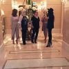 Kim Kardashian publica vídeo em que aparece desfilando com as amigas na suíte de 924 m²